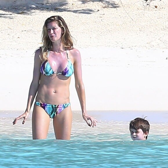 Exclusif - Gisele Bundchen passe des vacances en famille aux Bahamas. Pendant que son mari Tom Brady fait du golf avec un ami, Gisele profite de la plage avec ses enfants Benjamin et Vivian. Le 1er novembre 2015