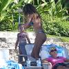 Exclusif -  Gisele Bundchen passe des vacances en famille aux Bahamas. Pendant que son mari Tom Brady fait du golf avec un ami, Gisele profite de la plage avec ses enfants Benjamin et Vivian. Le 1er novembre 2015
