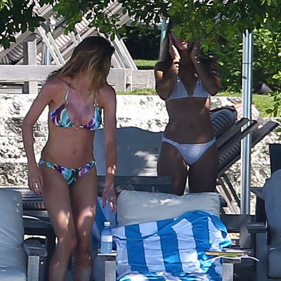 Exclusif -  Gisele Bundchen passe des vacances en famille aux Bahamas. Pendant que son mari Tom Brady fait du golf avec un ami, Gisele profite de la plage avec ses enfants Benjamin et Vivian. Le 1er novembre 2015