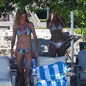 Exclusif - Gisele Bundchen passe des vacances en famille aux Bahamas. Pendant que son mari Tom Brady fait du golf avec un ami, Gisele profite de la plage avec ses enfants Benjamin et Vivian. Le 1er novembre 2015