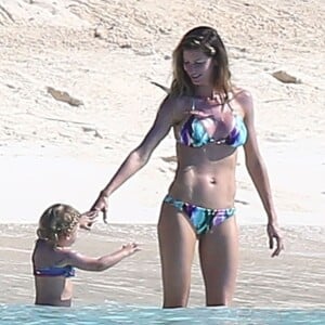 Exclusif - Gisele Bundchen passe des vacances en famille aux Bahamas. Pendant que son mari Tom Brady fait du golf avec un ami, Gisele profite de la plage avec ses enfants Benjamin et Vivian. Le 1er novembre 2015