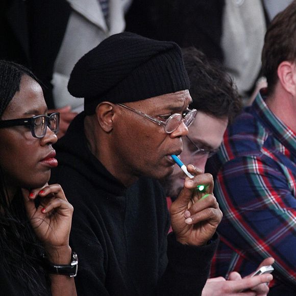 Samuel L. Jackson fume une cigarette électronique