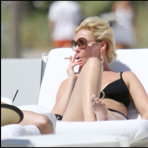 Katherine Heigl fume une cigarette électronique
