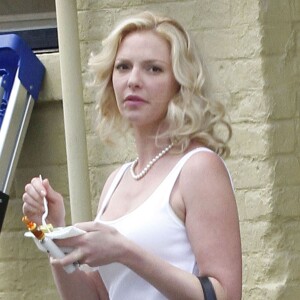 Katherine Heigl fume une cigarette électronique