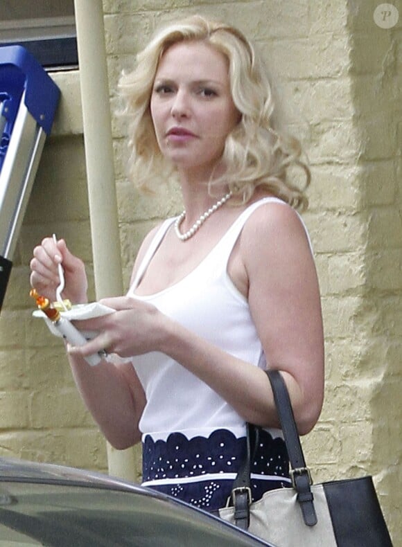 Katherine Heigl fume une cigarette électronique