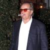 Jack Nicholson fume une cigarette électronique