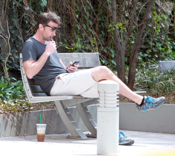 Scott Foley fume une cigarette électronique