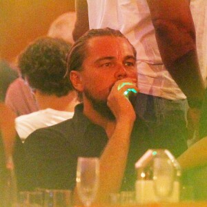 Leonardo DiCaprio fume une cigarette électronique