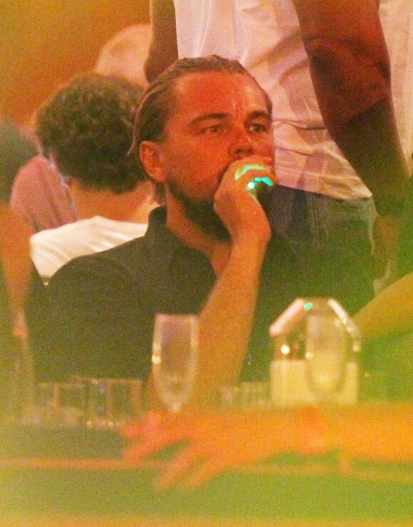 Leonardo DiCaprio fume une cigarette électronique