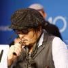 Johnny Depp fume une cigarette électronique