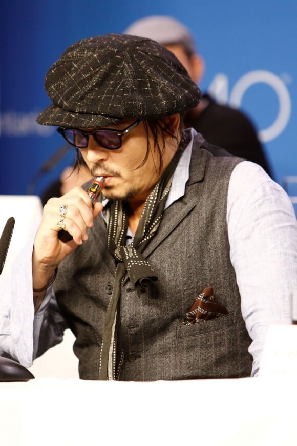 Johnny Depp fume une cigarette électronique