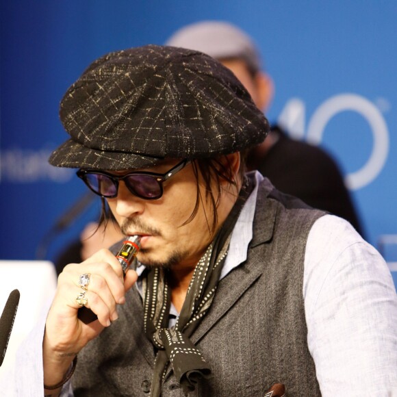 Johnny Depp fume une cigarette électronique