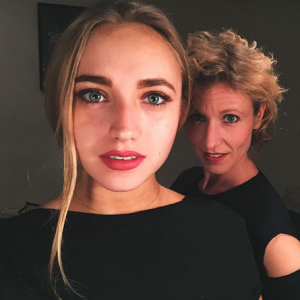Chloé Jouannet se prend en selfie avec sa mère Alexandra Lamy (photo postée le 7 décembre 2015)