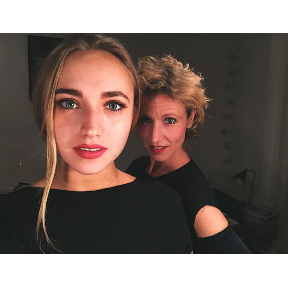 Chloé Jouannet se prend en selfie avec sa mère Alexandra Lamy (photo postée le 7 décembre 2015)