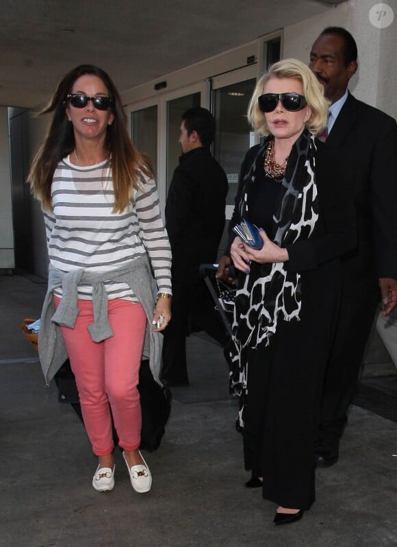 Joan Rivers et sa fille Melissa arrivent à LAX, l'aéroport de Los Angeles, le 1er août 2012