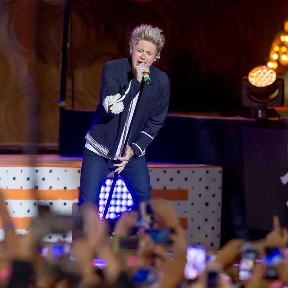 Le groupe One Direction (Harry Styles, Louis Tomlinson, Niall Horan, Liam Payne) en concert lors de 'Jimmy Kimmel Live!' à Hollywood, le 19 novembre 2015. © CPA