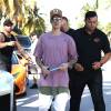 Justin Bieber quitte son hôtel de Miami dans une Lamborghini blanche le 9 décembre 2015. L'hôtel est la Casa Casuarina, ancienne maison de Gianni Versace.
