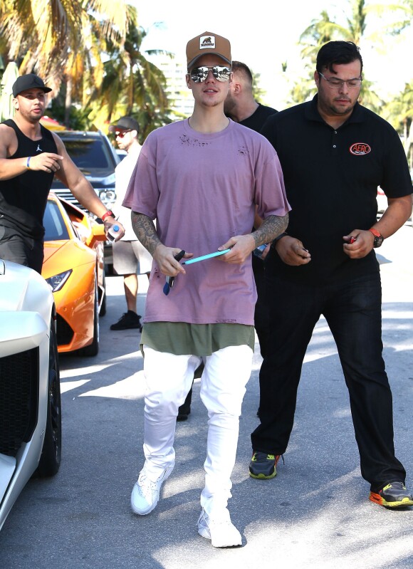 Justin Bieber quitte son hôtel de Miami dans une Lamborghini blanche le 9 décembre 2015. L'hôtel est la Casa Casuarina, ancienne maison de Gianni Versace.