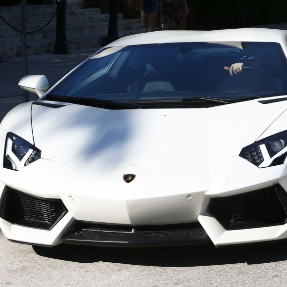 Justin Bieber quitte son hôtel de Miami dans une Lamborghini blanche le 9 décembre 2015. L'hôtel est la Casa Casuarina, ancienne maison de Gianni Versace.