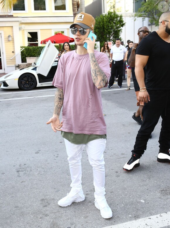Justin Bieber à la sortie de son hôtel à Miami, le 9 décembre 2015