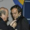 Sepp Blatter décore Michel Platini à Seoul, le 29 mai 2002