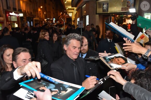 Tim Roth et Kurt Russell - Les stars du film "Les 8 Salopards" signent des autographes devant le Grand Rex à Paris le 11 décembre 2015