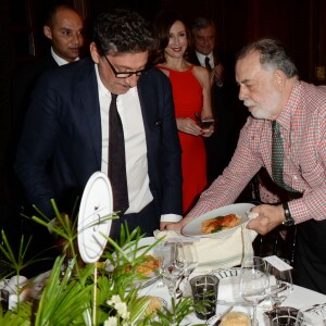 Sidney Toledano et Elsa Zylberstein regardent Francis Ford Coppola servir ses spaghetti - Dîner Dior à l'hôtel Royal Mansour lors du 15ème Festival international du film de Marrakech, le 11 décembre 2015.