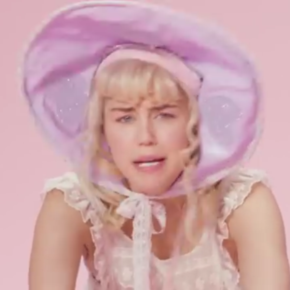 Miley Cyrus dans le clip BB Talk. Décembre 2015.