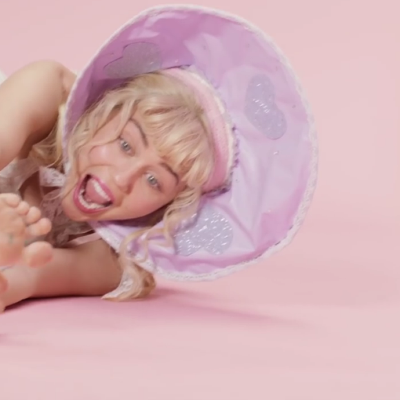 Miley Cyrus dans le clip BB Talk. Décembre 2015.