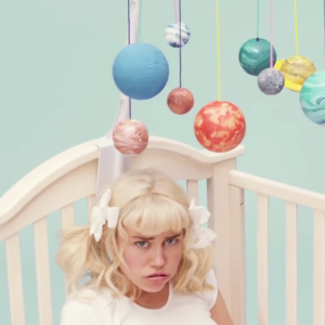 Miley Cyrus dans le clip BB Talk. Décembre 2015.