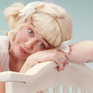 Miley Cyrus dans le clip BB Talk. Décembre 2015.