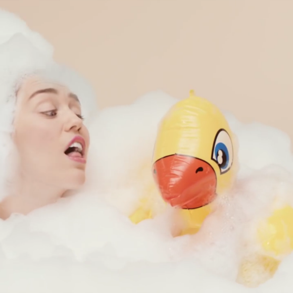 Miley Cyrus dans le clip BB Talk. Décembre 2015.
