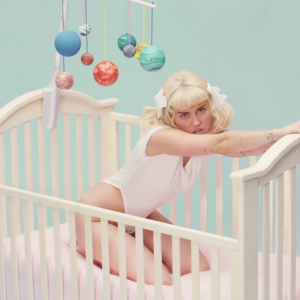 Miley Cyrus dans le clip BB Talk. Décembre 2015.