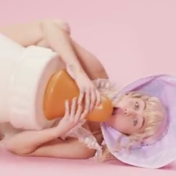 Miley Cyrus dans le clip BB Talk. Décembre 2015.