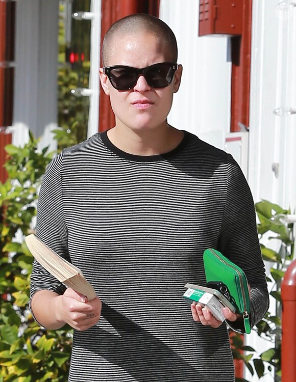 Tallulah Willis, les cheveux rasés, dans les rues de Brentwood, le 4 décembre 2014.
