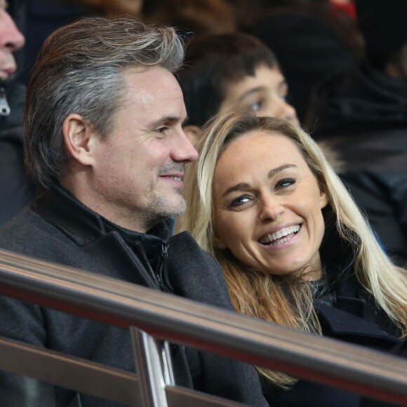 Cécile de Ménibus et son compagnon Thierry (directeur de production) lors du match de Ligue 1 PSG-Lyon lors de la 18e journée au Parc des Princes à Paris, le 13 décembre 2015.