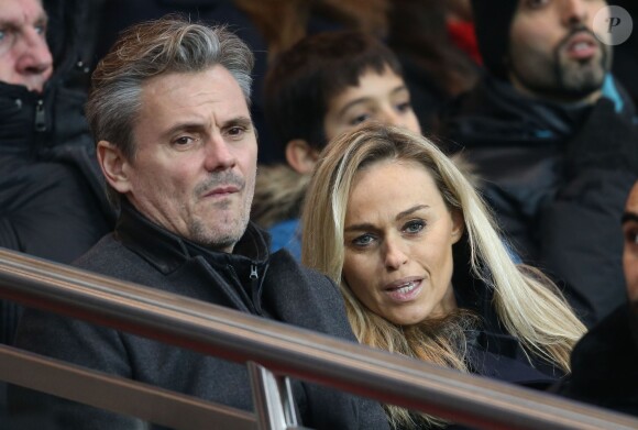 Cécile de Ménibus et son compagnon Thierry (directeur de production) lors du match de Ligue 1 PSG-Lyon lors de la 18e journée au Parc des Princes à Paris, le 13 décembre 2015.