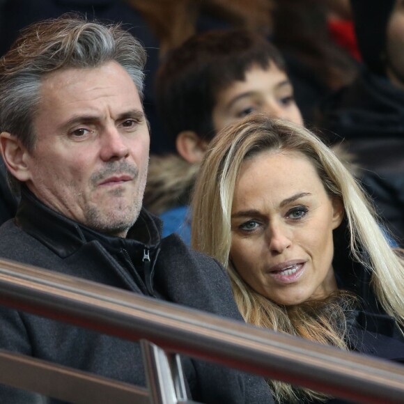 Cécile de Ménibus et son compagnon Thierry (directeur de production) lors du match de Ligue 1 PSG-Lyon lors de la 18e journée au Parc des Princes à Paris, le 13 décembre 2015.