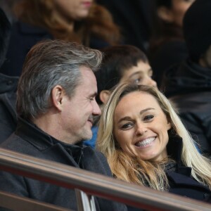 Cécile de Ménibus et son compagnon Thierry (directeur de production) lors du match de Ligue 1 PSG-Lyon lors de la 18e journée au Parc des Princes à Paris, le 13 décembre 2015.