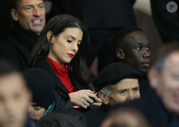 Bacary Sagna et sa femme Ludivine lors du match de Ligue 1 PSG-Lyon lors de la 18e journée au Parc des Princes à Paris, le 13 décembre 2015.