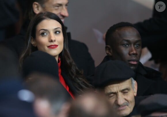 Bacary Sagna et sa femme Ludivine lors du match de Ligue 1 PSG-Lyon lors de la 18e journée au Parc des Princes à Paris, le 13 décembre 2015.