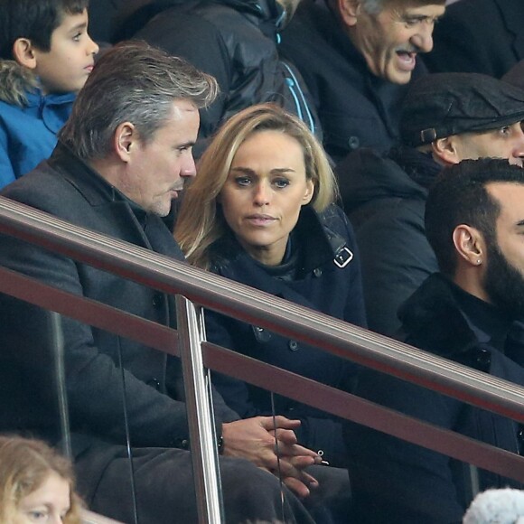 Cécile de Ménibus et son compagnon Thierry (directeur de production) lors du match de Ligue 1 PSG-Lyon lors de la 18e journée au Parc des Princes à Paris, le 13 décembre 2015.