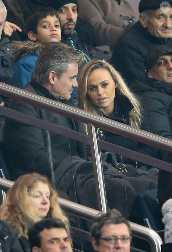 Cécile de Ménibus et son compagnon Thierry (directeur de production) lors du match de Ligue 1 PSG-Lyon lors de la 18e journée au Parc des Princes à Paris, le 13 décembre 2015.