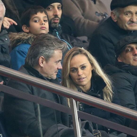 Cécile de Ménibus et son compagnon Thierry (directeur de production) lors du match de Ligue 1 PSG-Lyon lors de la 18e journée au Parc des Princes à Paris, le 13 décembre 2015.