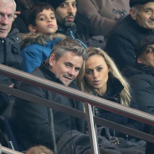 Cécile de Ménibus et son compagnon Thierry (directeur de production) lors du match de Ligue 1 PSG-Lyon lors de la 18e journée au Parc des Princes à Paris, le 13 décembre 2015.