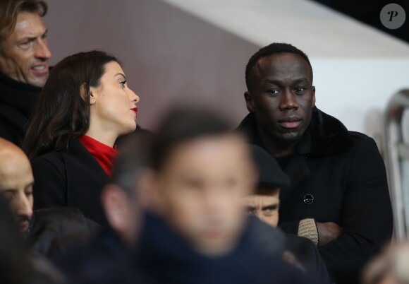 Bacary Sagna et sa femme Ludivine lors du match de Ligue 1 PSG-Lyon lors de la 18e journée au Parc des Princes à Paris, le 13 décembre 2015.