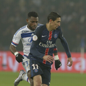 Angel Di Maria face à Henri Bedimo lors du match de Ligue 1 PSG-Lyon lors de la 18e journée au Parc des Princes à Paris, le 13 décembre 2015.