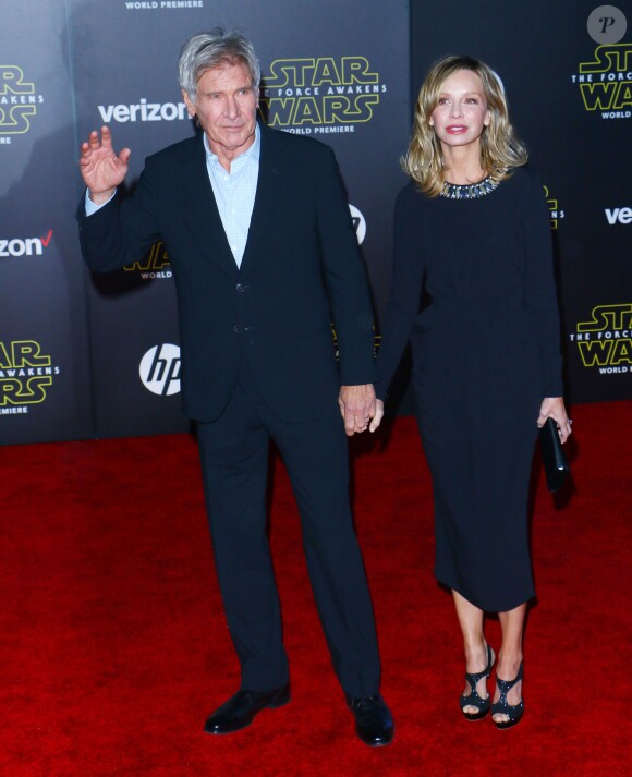 Harrison Ford et sa femme Calista Flockhart - Avant-première du film Star Wars : Le Réveil de la force à Hollywood au Chinese Theater (Los Angeles), le 14 décembre 2015