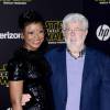 Mellody Hobson et George Lucas - Avant-première du film Star Wars : Le Réveil de la force à Hollywood au Chinese Theater (Los Angeles), le 14 décembre 2015