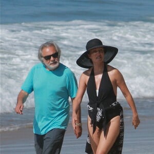 Exclusif - Jane Seymour se promène avec son nouveau compagnon sur la plage de Malibu le 14 septembre 2014. L'actrice âgée de 63 ans récemment divorcée de son 4ème mari arbore un maillot de bain très sexy.